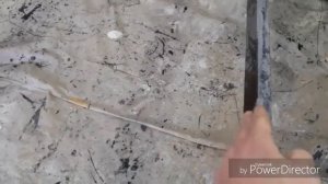 Убираем ржавчину с рамы прицепа с помощью кислоты.