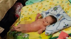 Уход за новорожденным.Лизу мажут маслом перед первым купанием.