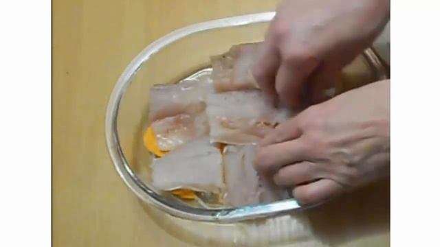 Хек с овощами в духовке под сметанным соусом! смотреть онлайн