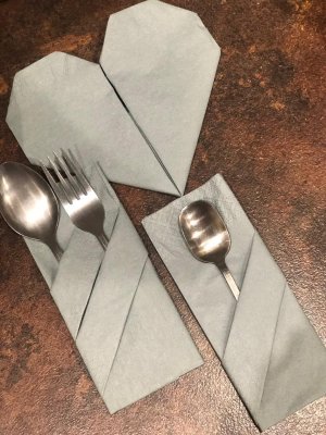 Это просто супер способ как красиво сложить салфетку под столовые приборы.