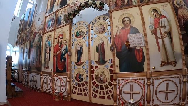 Дорогие братья и сестры! Божественная служба в храме Святой Троицы смотреть онлайн