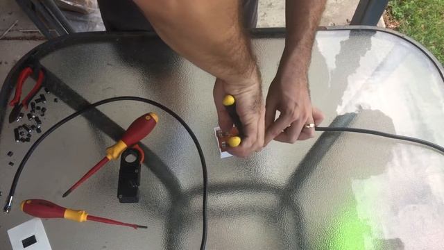 How to Install a Saddle and Clamp TV Splitter смотреть онлайн