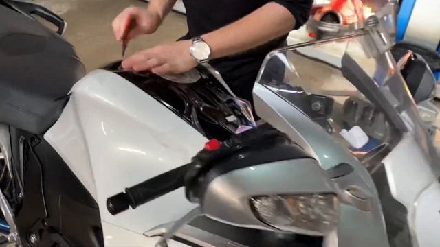 Бронирование бака Honda VFR1200 полеуретановой плёнкой смотреть онлайн