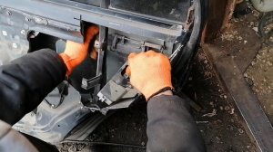 снятие замка с задней правой двери Мицубиси Каризма