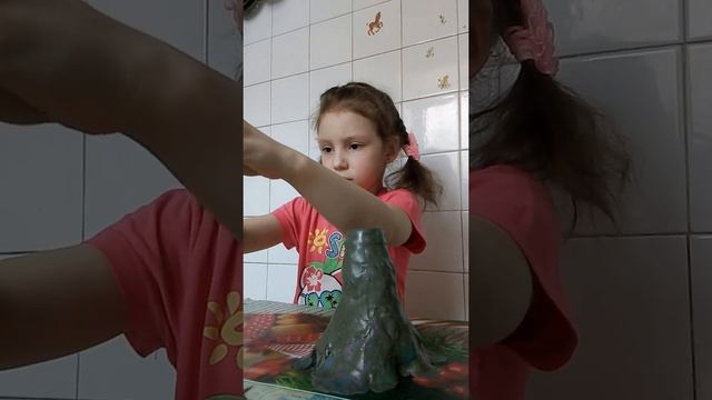 как сделать вулкан дома. извержение вулкана/Юля делает вулкан/проводим эксперимент #YuliyaChannel смотреть онлайн
