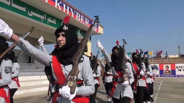 خیبر شاکس ٹریننگ سنٹر،ایف ائی اے پاسنگ پریڈ،گلالئی کو ایوارڈ سے نوازا گیا،بہت خوش اور جذباتی смотреть онлайн