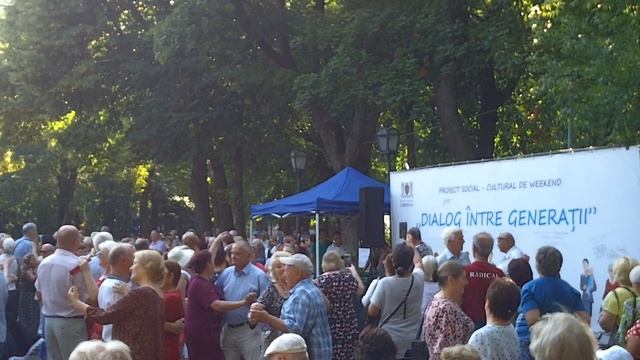 Танцы в Центральном парке Кишинева (У фонтана) смотреть онлайн