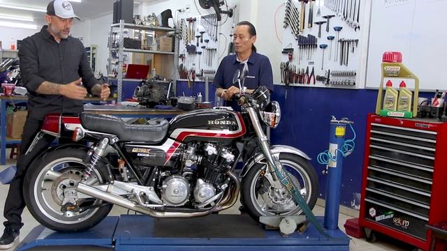 Honda CB 750 K 1981 recebe dupla análise técnica e de customização смотреть онлайн