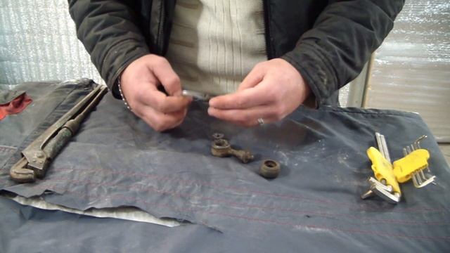 КАК ОТКРУТИТЬ ГАЙКИ НА СТОЙКАХ СТАБИЛИЗАТОРА (КОСТОЧКЕ). ДВА СПОСОБА. смотреть онлайн