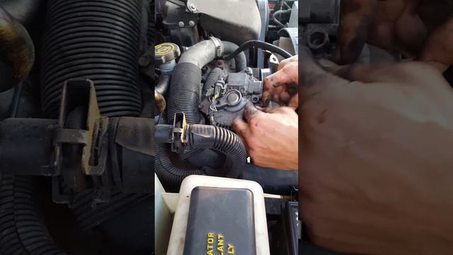 How to remove an alternator on a 1999 ford Explorer 4.0 part1 смотреть онлайн