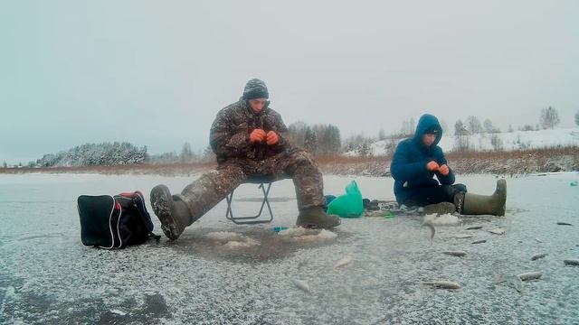 Супер клёв ельца, первый лёд!!! смотреть онлайн