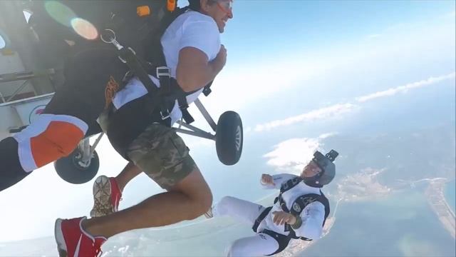 Skydiving all'Argentario Kiro | The Travel Jam смотреть онлайн