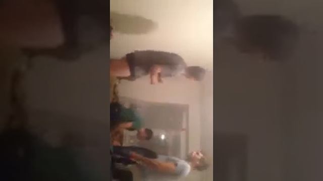 Прикол) Парень пьяный танцует брейк данс) Смотреть всем) Ржач) смотреть онлайн