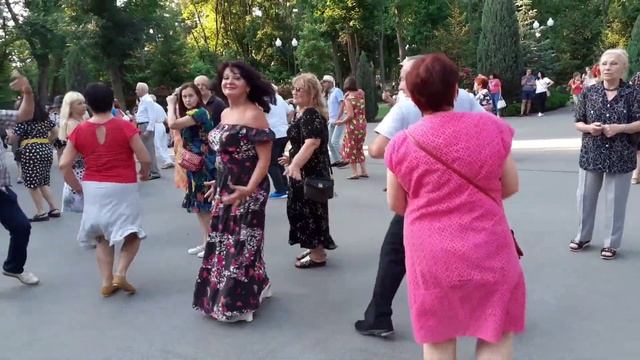 ТОПОЛЯ, ТОПОЛЯ ВСЕ В ПУХУ! СЧАСТЛИВЫЕ МОМЕНТЫ ИЗ ПАРКА ГОРЬКОГО ХАРЬКОВ смотреть онлайн