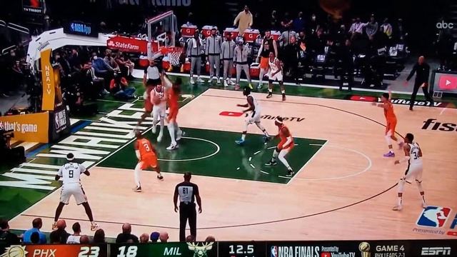 Holiday purposely kicks his error to prevent an easy steal and fast break and ends up scoring смотреть онлайн
