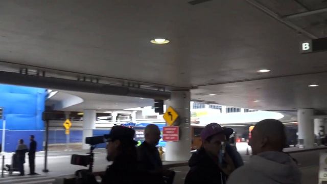 Nicole Kidman Bundles Up In Polka-Dot Coat At LAX смотреть онлайн