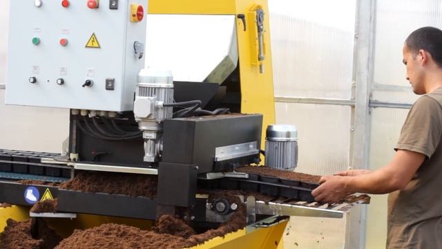 Наполнение торфом горшков P8, P9 (на поддоне), модель FM смотреть онлайн