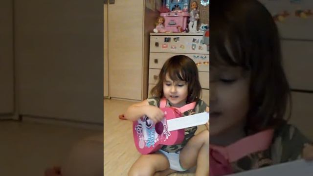 Моя девочка играет на гитаре. смотреть онлайн