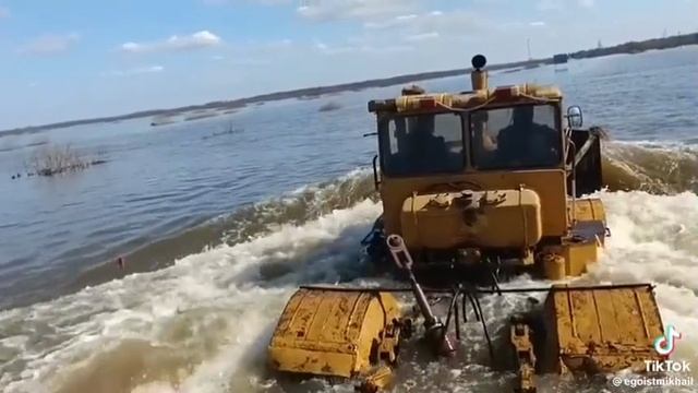 Трактор к-700 и весна