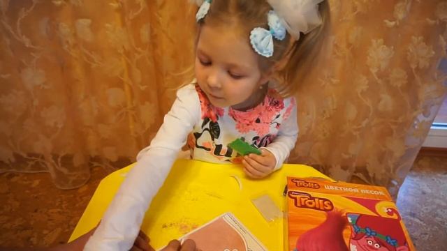 ДАША РИСУЕТ ПЕСКОМ ПРИНЦЕССУ РОЗОЧКУ ИЗ МУЛЬТФИЛЬМА TROLLS!!! смотреть онлайн