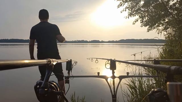 Как мы ловим с помощью КОРАБЛИКА. Поклевка Карпа смотреть онлайн