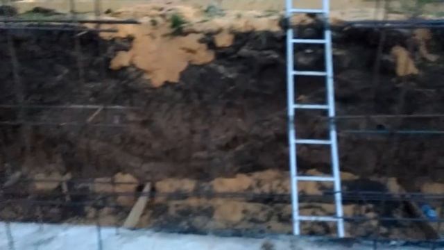 036 Стройка дома своими руками. Продолжаем вязать арматуру стен смотреть онлайн