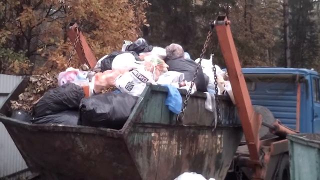 Загрузка большого мусорного контейнера. смотреть онлайн