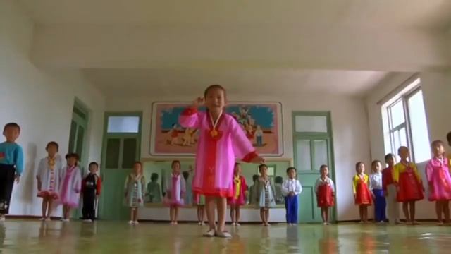 Cеверная и Южная Корея. ""Kакие прически запрещены"" смотреть онлайн