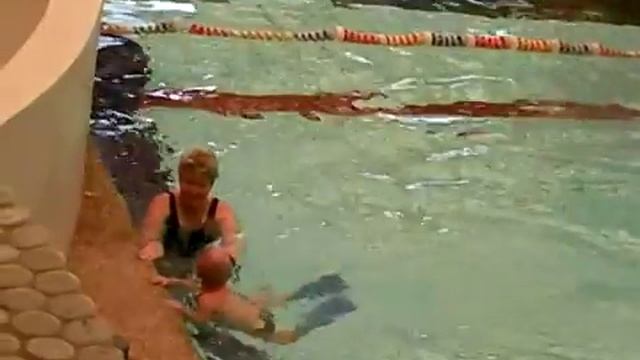 Ребенок в 2 года плавает самостоятельно