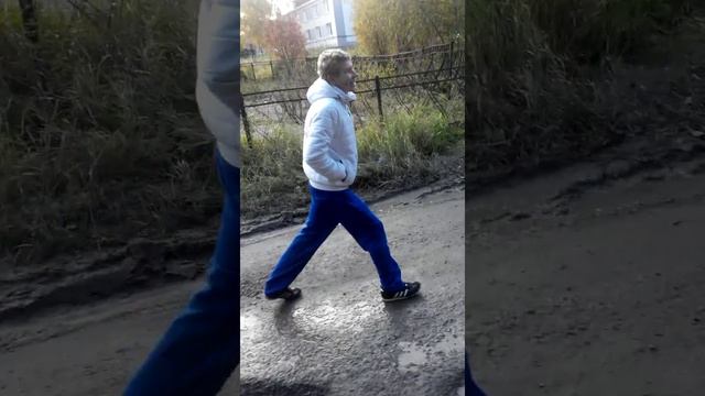 Пашок ползет домой :D смотреть онлайн