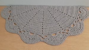 Полукруглый коврик из трикотажной пряжи.