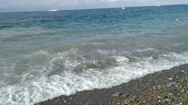 Чёрное море 11.08.2020 г: большие волны, 3 балла (Лазаревское, пляж "Колос") смотреть онлайн