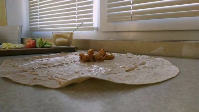 Простой и быстрый рецепт вкусной шаурмы,это прекрасный вариант для сытного перекуса. смотреть онлайн