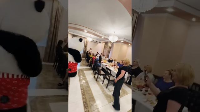 Он зашёл на ВЫПУСКНОЙ и поднял всем НАСТРОЕНИЕ! Сюрприз от родителей для выпускников #выпускной смотреть онлайн