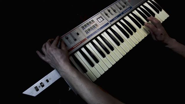 Юность-21. Советский полифонический аналоговый синтезатор-кейтар/ Junost-21 Soviet Analog Synth