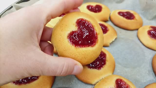 Это займет всего 15 минут! Валентинки - мягкое и вкусное печенье к чаю. смотреть онлайн