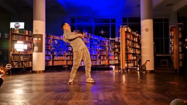 Вот так надо книги читать!!! Классный танцевальный номер! смотреть онлайн