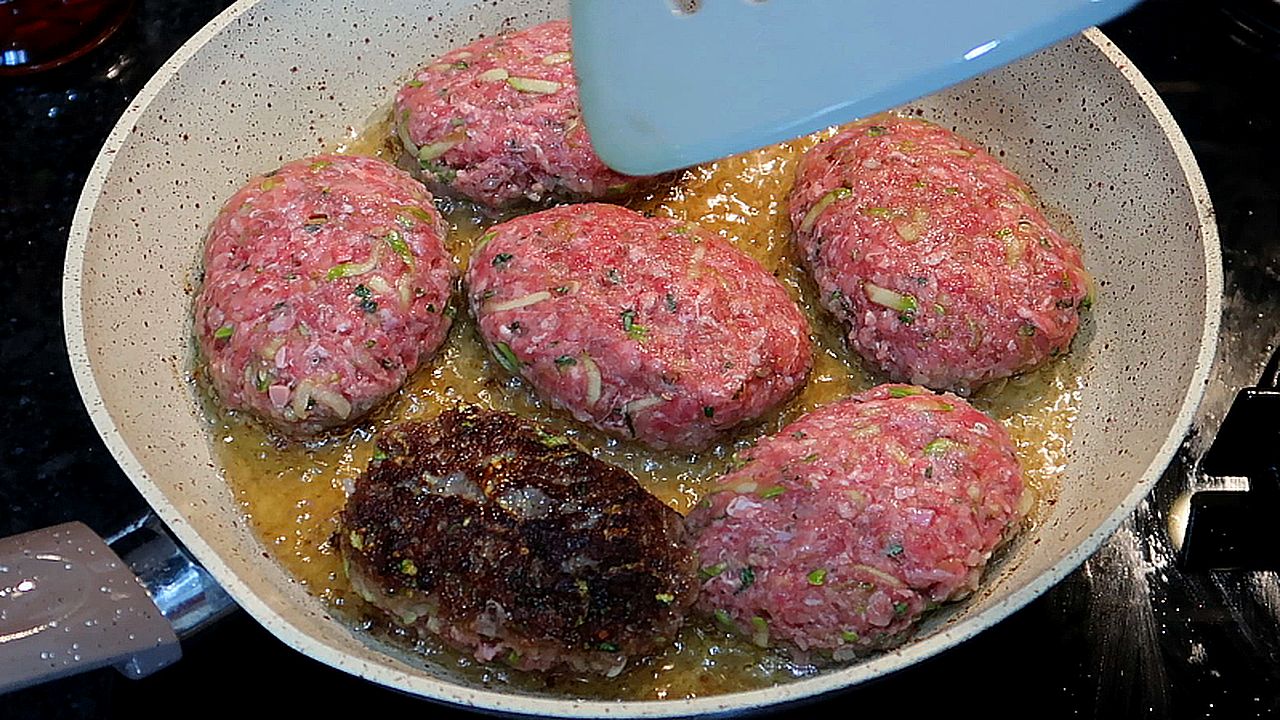 ВКУСНЕЙШИЕ ОЧЕНЬ СОЧНЫЕ КОТЛЕТЫ С СЕКРЕТНЫМ ИНГРЕДИЕНТОМ. Вся семья в восторге! смотреть онлайн