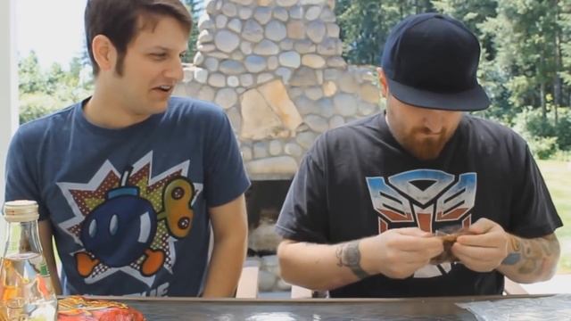 АМЕРИКАНЦЫ ПРОБУЮТ РУССКУЮ ЕДУ  (СУХАРИКИ, ТАРХУН, РЫБА)