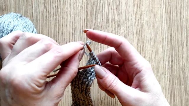 КАК СДЕЛАТЬ ВЕРТИКАЛЬНУЮ ПЕТЛЮ ДЛЯ ПУГОВИЦЫ БЕЗ ОТРЫВА НИТИ. петля для пуговицы спицами.