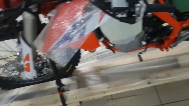 ktm 300 EXC распаковка смотреть онлайн