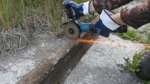 "Пилю рельсу в лесу" Аккумуляторная болгарка в деле! Коп и заготовка металлолома