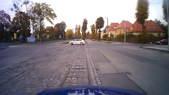 Разворот на нерегулируемом перекрёстке улицы Тельмана. Пл. Гофмана, трамвайные пути. Калининград. смотреть онлайн
