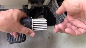 Replacing blower fan resistor on Volvo XC70 P3.