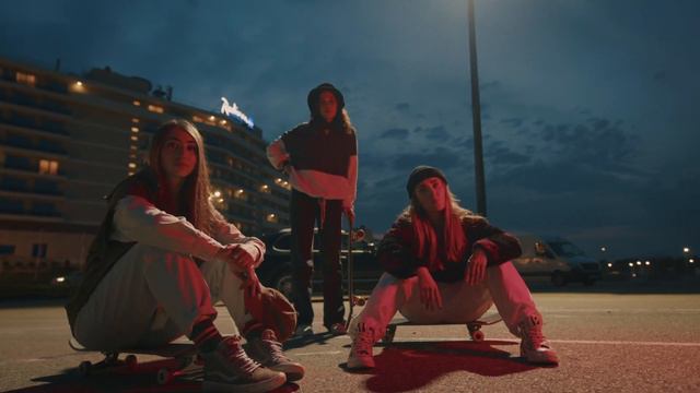 Стая свирепых псов накинулись на мальчишку - он защищал маленького щенка смотреть онлайн