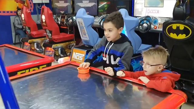 Дружеская игра в аэрохоккей после тренировки 1 смотреть онлайн