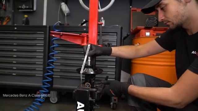 How to change a front shock strut on MERCEDES W168 [TUTORIAL AUTODOC] смотреть онлайн