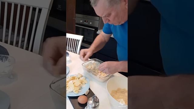 Ветеран пожарной охраны Сергей Николаевич Плетнёв делиться рецептом вкуснейшего яблочного пирога смотреть онлайн