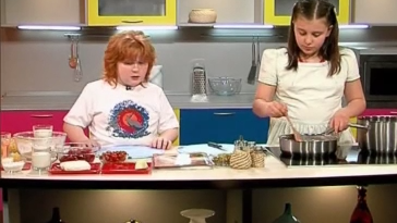 Макароны с беконом и зеленым горошком. Печенье «Творожные треугольники». Молоко с клубникой смотреть онлайн