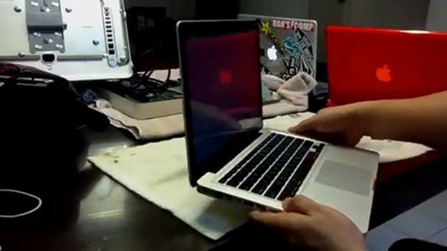 Customer's Macbook Pro 13'3 Top case problem смотреть онлайн
